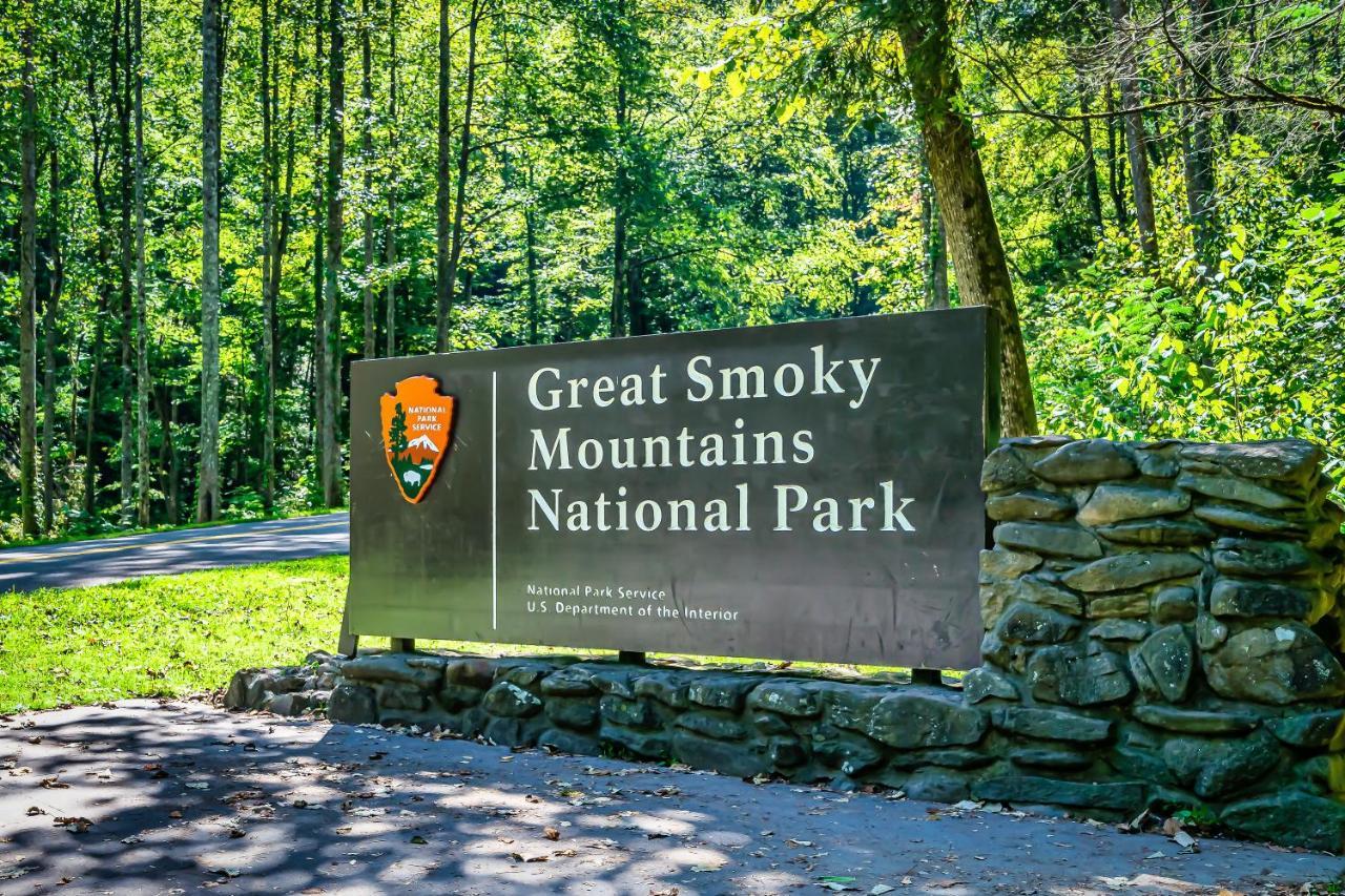 Bearly Gnomey Villa Gatlinburg Exterior photo